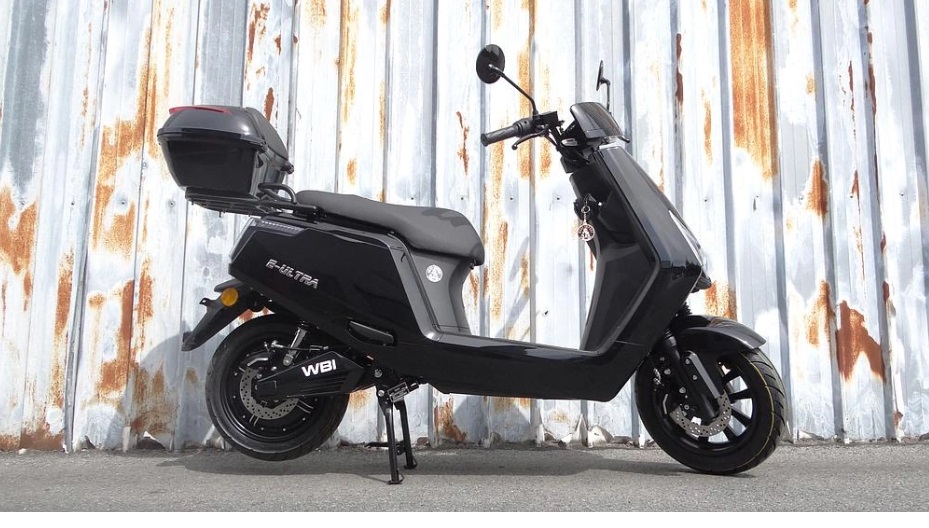 E-Ultra Elektrische Scooter Zwart Met Topkoffer